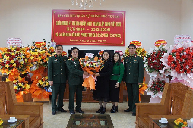 Trường Cao đẳng Yên Bái thăm hỏi và chúc mừng Kỷ niệm 80 năm ngày thành lập Quân đội Nhân dân Việt Nam (22/12/1944 - 22/12/2024) và 35 năm ngày Hội Quốc phòng toàn dân (22/12/1989 - 22/12/2024)
